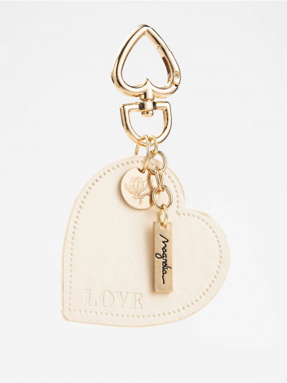 מחזיק מפתחות דמוי עור בצורת לב עם כיתוב LOVE בצבע שמנת