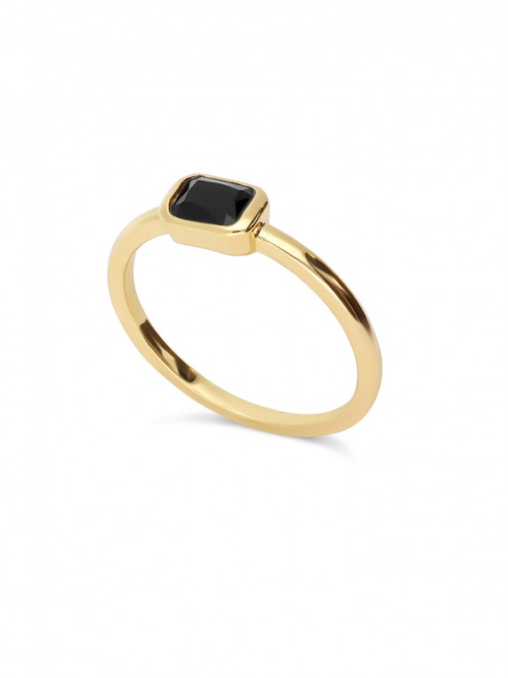 טבעת ציפוי זהב משובצת אבן זירקוניה שחורה